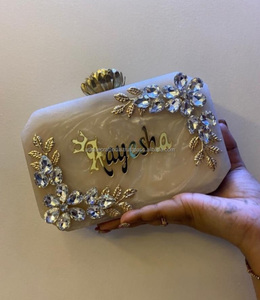 El último embrague de resina geométrica de calidad superior | Elegante diseño hecho a mano disponible para venta al por mayor | Perfecto para regalos de boda - Product Image 2