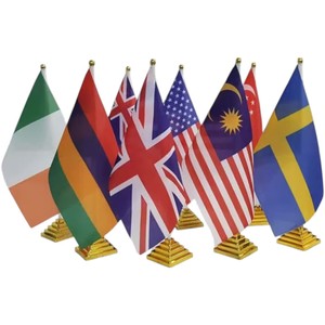 Base de Aluminio para Bandera de Escritorio de Lujo Notre Dame, 3 Postes, Base Dorada, Forma Rectangular, Diseño Portátil y Duradero, 26 cm de Altura, Banderas de Poliéster - Product Image 6