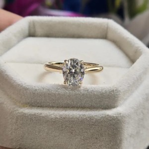 Anillo de compromiso vintage estilo catedral con moissanita de corte ovalado de 2 quilates y halo oculto, ideal para regalo - Product Image 1