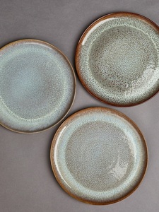 Assiette Rustique en Céramique Effet Sable, Finition Glaçure Texturée, Bordure Marron Terreux, Résistante à la Chaleur, Empilable, Idéale pour la Repas Quotidien - Product Image 3