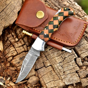 Couteau pliant artisanal en acier Damas avec manche en résine et bois – Couteau de poche avec étui en cuir, cadeau EDC pour l'extérieur - Product Image 1