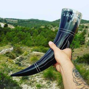 Corne à boire viking en corne de buffle polie, écologique et adaptée, 400 ml, pour décoration de mariage et cadeau, vente chaude, personnalisable - Product Image 1