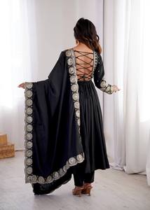 Elegante Conjunto de Tres Piezas de Diseño Anarkali con Bordado de Seda Romana y Lentejuelas para Vestido y Pantalón con Dupatta Elástica hasta el Suelo - Product Image 3