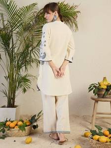 Ensemble Kurta et pantalon en organza blanc brodé pour femme, col montant, manches cloche, motif floral traditionnel, idéal pour mariage - Product Image 6