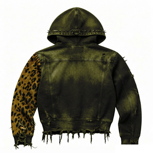 Veste à capuche en jean délavé personnalisé avec imprimé léopard sur une des manches et une deuxième manche ornée de strass pour un confort optimal - Product Image 2
