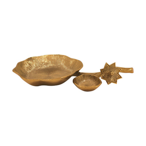 Cuenco de servir de metal dorado con forma de hoja de loto, adornado con un capullo y tallo esculpidos, plato decorativo de lujo con motivos botánicos. - Product Image 2