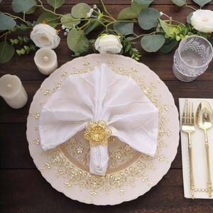 Anneaux de serviette en métal doré avec centre en cristal pour la décoration de table de mariage - Product Image 4