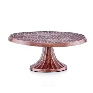 Support à gâteau vintage en cuivre martelé à la main, finition texturée ondulée, base ronde sur piédestal, pour pâtisserie maison - Product Image 1