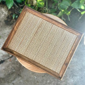 Plateau de service en bois massif fait main avec support surélevé en rotin tressé pour le service et la présentation d'ensembles de thé - Product Image 3