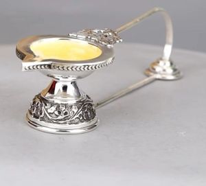 Quemador de incienso artístico vintage de metal para fragancia de Oud, pieza decorativa para interiores. - Product Image 1