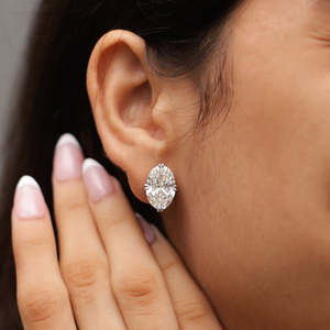 ต่างหูมอสซาไนต์ทรงรี 10 กะรัต น้ำหนักรวม 10 กะรัต สีใส VVS ทอง 14K 5 กะรัต แบบโซลิแทร์ ตัวเรือนแบบตะขอเกลียว งานแฮนด์เมด ของขวัญสำหรับเธอ - Product Image 1