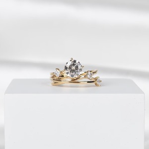 Anillo de Diamantes Único con Corte Princesa Redondo, Cultivado en Laboratorio, Oro Amarillo de 14K, Banda de Boda Curva, Regalo de Compromiso o Aniversario - Product Image 1