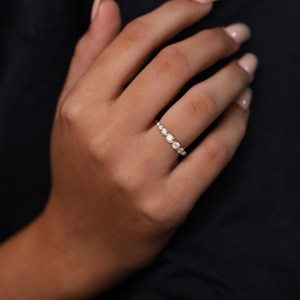 Bague demi-éternité en or jaune 14 carats avec diamant rond de laboratoire de qualité supérieure, bijou de promesse de mariage minimaliste et tendance pour elle - Product Image 3