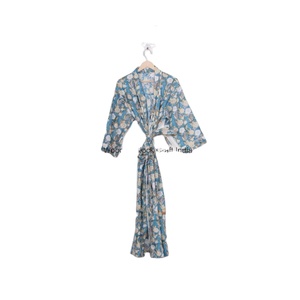 Kimono en coton 100% avec encolure en V imprimée à la main avec un design simple et un imprimé floral Un mélange parfait d'art et d'artisanat - Product Image 1