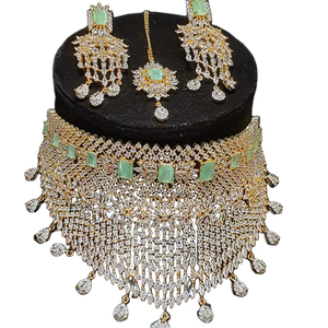 Exquisito conjunto de collar choker floral chapado en oro afgano con intrincado trabajo de piedras de rubí rosa y gran colgante blanco. - Product Image 2