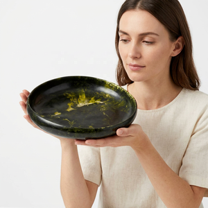 Assiette de service ronde en résine faite à la main, design moderne de luxe avec motif végétal, qualité alimentaire - Product Image 1