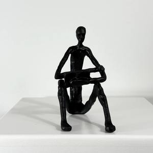 รูปปั้นเหล็กสไตล์โมเดิร์นแบบนั่ง รูปทรงนามธรรมเรียบง่าย เหมาะสำหรับตกแต่งห้องทำงานหรือสตูดิโอสร้างสรรค์ จากอินเดีย - Product Image 3