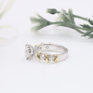 Anillo de Compromiso de Lujo con Diamante Cultivado en Laboratorio, Corte Brillante Redondo, Anillo de Boda Nupcial con Motivo de Cruz en Oro de Dos Tonos - Product Image 2