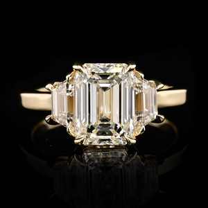 แหวนหมั้นเพชรแล็บทรงเหลี่ยมมรกต 925 เงินสเตอร์ลิง VVS DEF 1 กะรัต 2 กะรัต 3 กะรัต แหวนเพชรแล็บสามเม็ด - Product Image 4