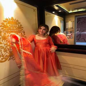 Vestido Anarkali de Seda Chinon VASTRA COTTAGE con Bordado Pesado y Lentejuelas, Forro de Algodón y Dupatta de Encaje con Conjunto de Parte Inferior - Product Image 2