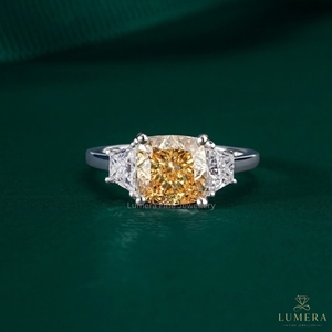 Bague en or blanc de luxe certifiée IGI avec diamant de laboratoire taille coussin champagne et diamants latéraux trapézoïdaux - Product Image 2
