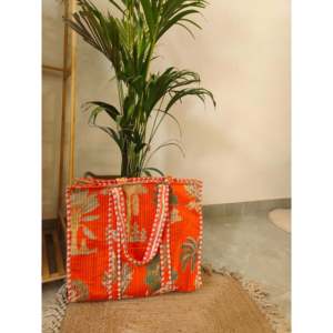 Bolso Tote Informal de Algodón Acolchado Hecho a Mano en India, The Quince Life |   Bolsa de tela reutilizable ecológica con estampado de palmeras cítricas - Product Image 2