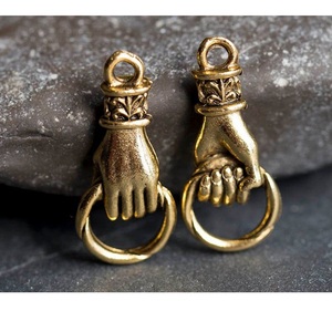 Sonnette de porte Heritage en bronze doré avec détails ornés et poignée circulaire pour entrées classiques - Product Image 1