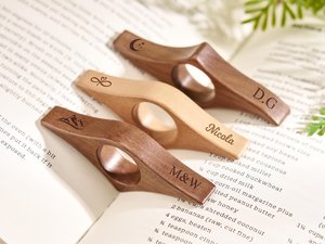 Soporte de Madera Grabado Personalizado para Libros, Separador de Páginas Ligero, Ayuda para la Lectura, Soporte de Páginas de Madera Hecho a Mano - Product Image 5