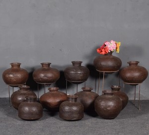 Pot de fleurs circulaire vintage en fer Matka, vase rustique, jardinière écologique JANGID ART CRAFTS IPL-017, pour entrée de maison ou jardin, style Rajasthan - Product Image 6