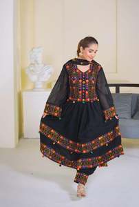 บริการ OEM ชุดเดรสยาวแบบ A-Line 2 ชิ้น สไตล์วินเทจอัฟกานิสถาน พร้อมกางเกงขายาว  ตกแต่งด้วยลูกไม้ ซิปแบบเรียบง่าย กระดุมพู่ห้อยประดับเหรียญโบราณ - Product Image 3