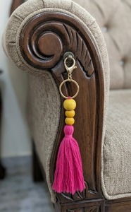 Porte-clés en rayonne rose avec pompon et perles en bois, accessoire décoratif pour clés de voiture - Product Image 2