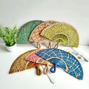 Éventail mural tressé coloré personnalisé en gros, en jonc de mer, style bohème, décoration intérieure naturelle, fabriqué par King Craft Viet - Product Image 5