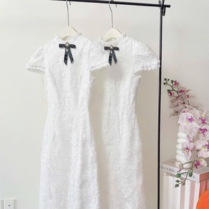 Robe fourreau mini en dentelle blanche pour femme OEM, style coréen doux, avec détail de nœud froncé à l'épaule, couche transparente respirante - Product Image 1
