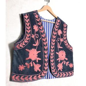 Chaleco de Terciopelo Suzani para Mujer, Hecho a Mano, Bordado Floral, Estilo Boho, Chaleco Vintage de Diseñador, Ropa para Festivales - Product Image 3