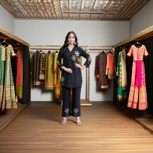 Ensemble Kurti Pantalon Dupatta en Soie Romaine pour Femmes, Couleur Moutarde, Imprimé Floral, pour un Usage Quotidien - Product Image 2