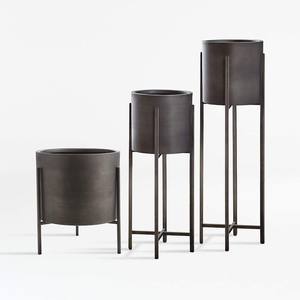 Pot de fleurs en métal de style scandinave avec support surélevé, pot de fleurs décoratif d'intérieur pour un intérieur moderne - Product Image 5