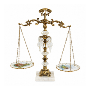 Soporte de Joyería de Latón Premium, Organizador Decorativo con Diseño de Balanza y Detalles de Cristal para Exhibir y Almacenar Collares, Anillos y Pendientes - Product Image 1