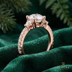 Bague Solitaire de Luxe Inspirée, Trois Pierres Rondes Scintillantes en Diamant de Laboratoire, Bagues Statement pour Femme, Bague de Fiançailles, Idéale pour les Soirées et Occasions Spéciales - Product Image 5