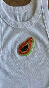 Débardeur court d'été blanc côtelé en coton à col rond, sans manches, avec broderie de perles et patch palmier tropical rose, à prix bas - Product Image 6