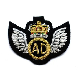 Insignias Personalizadas de Alta Calidad con Diseño de Moda en Tela de Lona, Bordado Hecho a Mano en 3D, Insignia de Corona con Hilo Metálico - Product Image 3