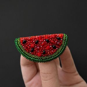 Broche florale brodée à la main et perlée pour femme – Élégante broche perlée brodée à la main – Bijou fantaisie - Product Image 1