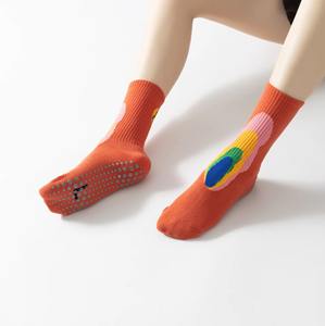 Chaussettes de Pilates personnalisées en gros pour femmes, antidérapantes, en coton, avec semelle à motifs amusants, fabricant ODM - Product Image 4