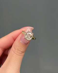 Bague de fiançailles en diamant de laboratoire taille coussin style ancien, 2,50 carats, monture bouton, certifiée IGI - Product Image 2