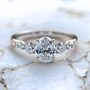 Anillo de Compromiso y Boda Ovalado de Plata de Ley 925 Chapado en Oro de 18K con Moissanita, Diseño Minimalista y Atemporal - Product Image 3