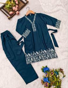 Elegante Conjunto de Kurta y Pantalón de Crepé Azul Marino con Dupatta de Tela de Red para Niñas – Ropa Festiva para Fiestas - Product Image 4