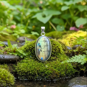 Pendentif certifié en labradorite naturelle et argent tibétain, motif ailes religieuses chrétiennes, breloque de mode pour femme, mariage et fiançailles - Product Image 1