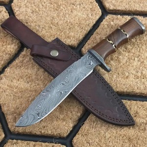 Cuchillo de caza hecho a mano de acero de Damasco con mango de madera, hoja fija de punta caída y funda de cuero. - Product Image 1