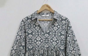 ชุดเดรสผู้หญิงสั่งทำพิเศษ ผ้าฝ้าย 100% ลายดอกไม้ งานแฮนด์เมด เรียบง่าย เอวธรรมชาติ ความยาวปานกลาง สำหรับฤดูร้อน รับผลิตเสื้อผ้า OEM จำนวนมาก - Product Image 6