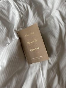 Estaba planeado que te encontrásemos por parte de Charlotte Freeman, autor de la novela en tapa blanda más vendida para adultos. - Product Image 1