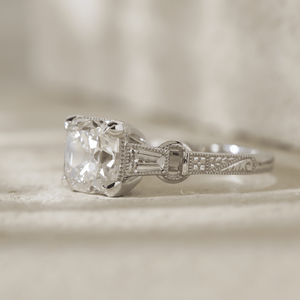 Anillo de Oro Blanco Sólido de 14K con Diamante Cultivado en Laboratorio de 3 Quilates, Corte Antiguo, para Mujer, Estilo Art Deco Vintage, con Tres Piedras en Forma de Baguette - Product Image 3